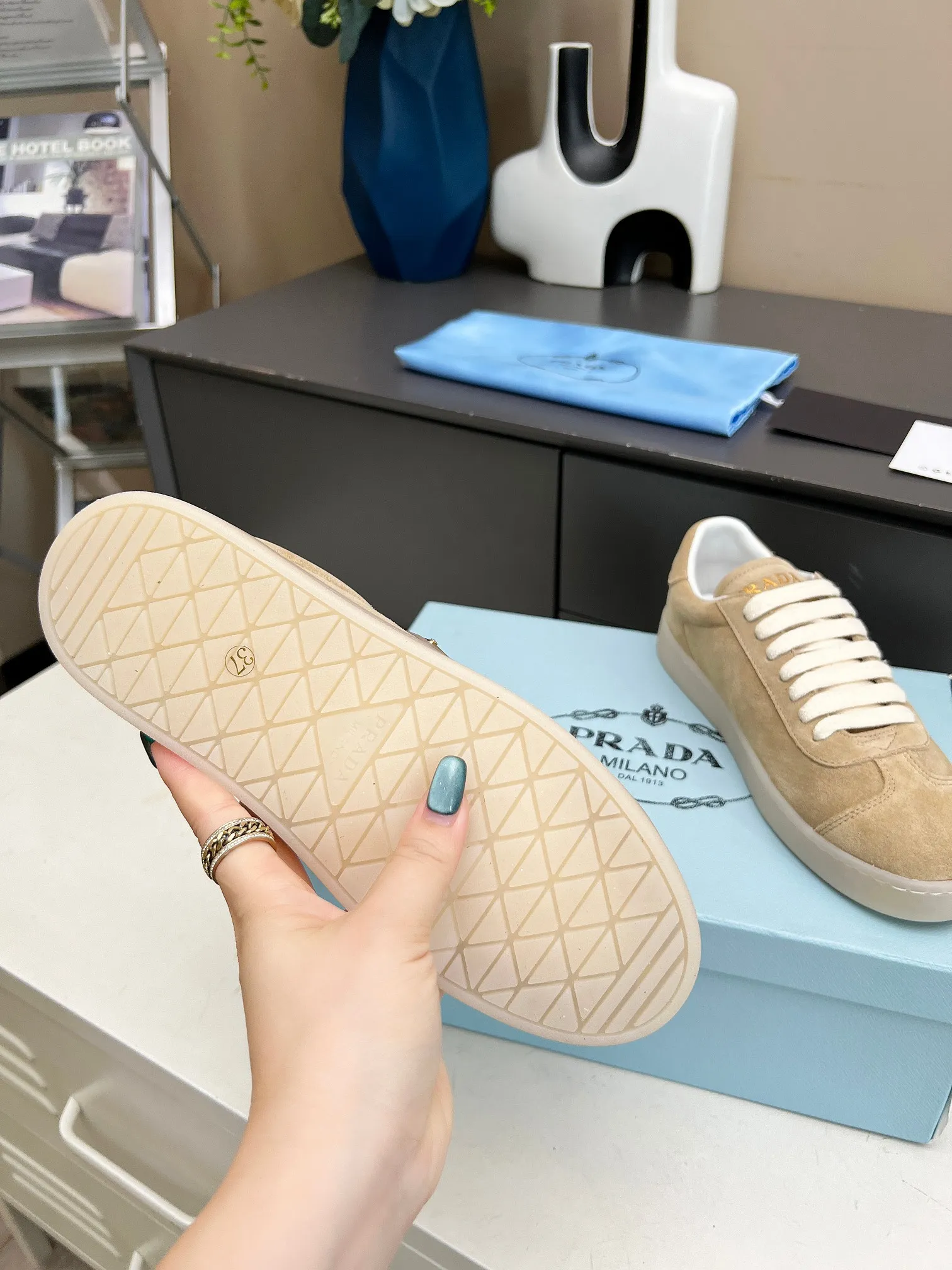 👟👟Ex-factory price 480👟👟 2024 Prada/Prada "couples" metal logo decorated Lane leather sneakers. This sneaker is fashionable and simple, showing the full integration of minimalist style and sports personality. Easy to wear and durable, artistic retro style. Leather material: original imported cowhide. Lining: sheepskin lining. Shoe logo: enamel-coated triangular metal logo. Size: 35-45 (female 41, male 45, custom-made, non-returnable).